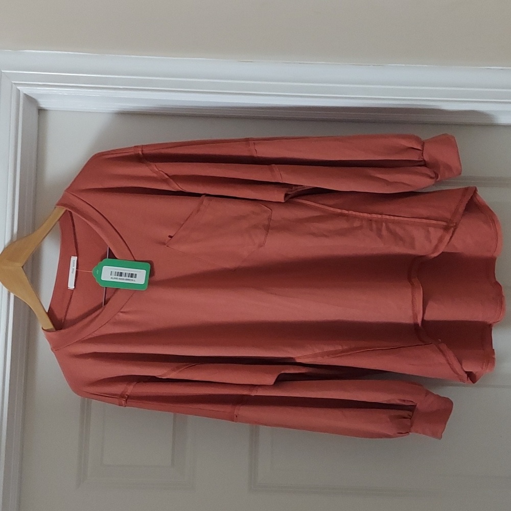 dear apple boutique women's color brick oversized top- new with tag, size L.